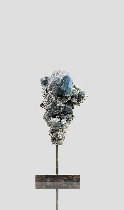 أحجار كريمة فلوريت زرقاء فوجيان نادرة في مصفوفة أصلية على حامل برونزي 220 مم